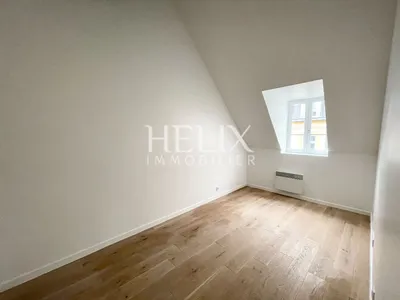 A vendre appartement esprit Loft 106 M2 surface au sol, 88,58 M2 Loi Carrez, situé au 3ème et dernier étage entièrement refait à neuf bénéficiant d'une situation privilégiée au coeur du centre ville, exceptionnel à Saint Germain en Laye.