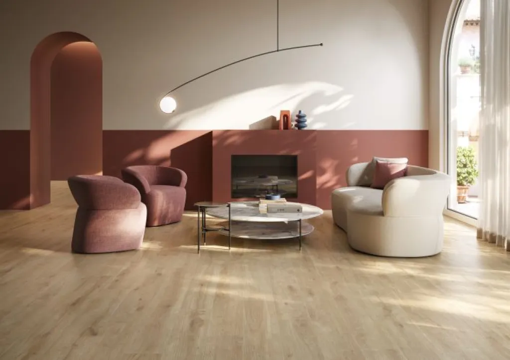 Le carrelage imitation bois en vente près de Rouen est idéal pour créer une ambiance chaleureuse dans votre salon.