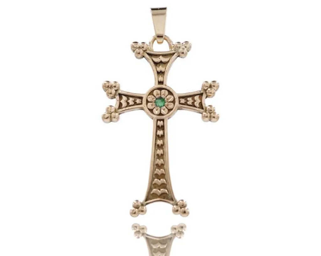 Croix en or 18 carats et émeraude.