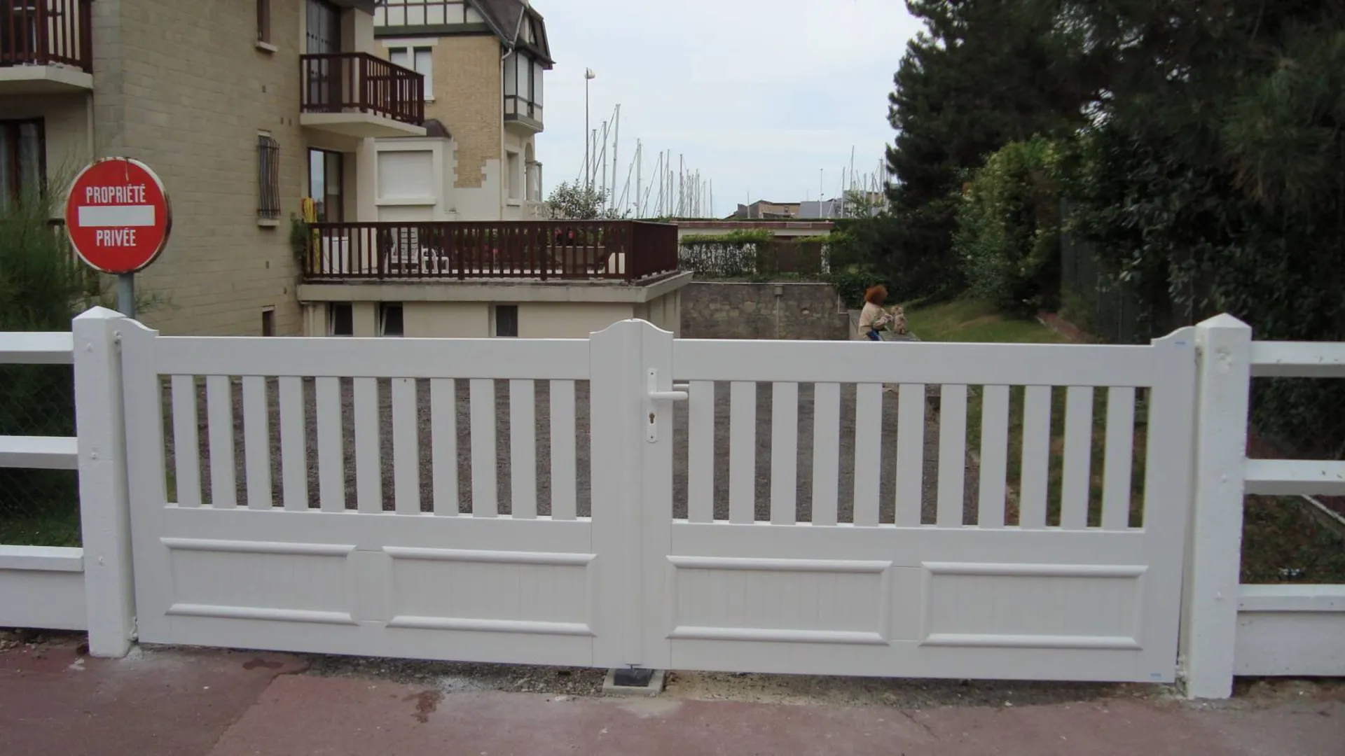 Pose d'un portail à 2 vantaux PVC à Deauville 14