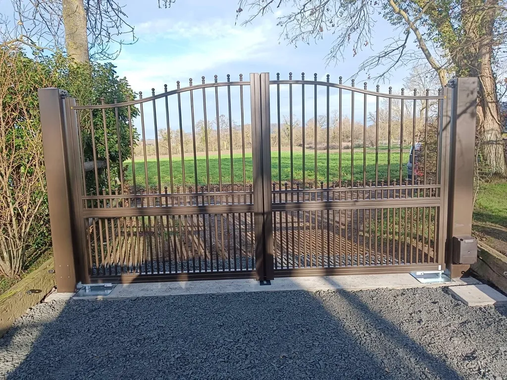 Installation de Portail en aluminium à battants motorisés à Yvetot en Seine-Maritime 76 et ses Alentours