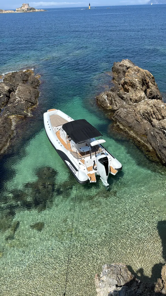 Semi-rigide Grand Boats G850 de 8.30 mètres de long, 16 passagers maximum disponible neuf à la vente à La Londe-les-Maures près de Saint-Raphaël