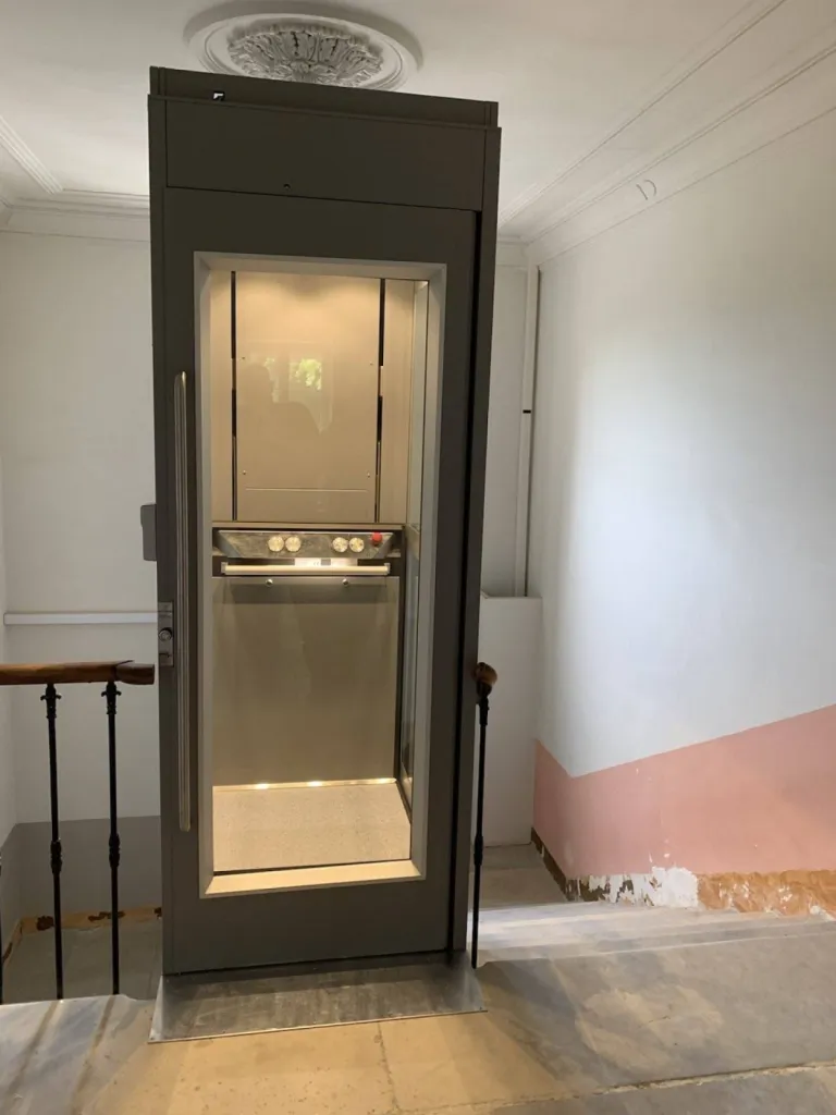 Plateforme de l'élévateur vertical NAMILIFT en intérieur à Orange près d'Avignon réalisé par Oval'Access