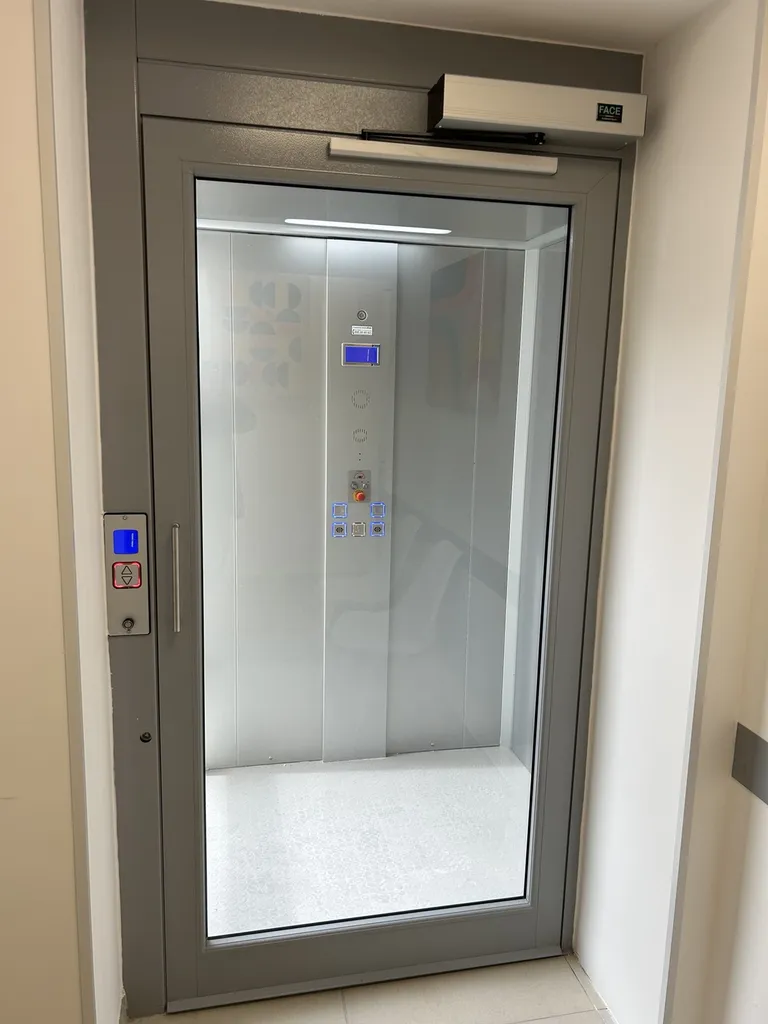 Les portes de l'élévateur vertical VIMEC E10 sont motorisées pour le plus grand confort des personnes en fauteuil roulant dans cet ERP à Marignane