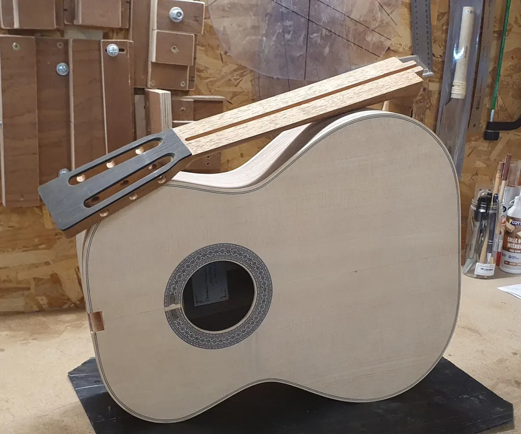 Fabrication d'une guitare acoustique sur mesure proche de Montpellier 