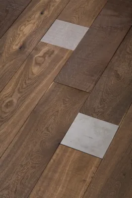 parquet avec cabochons métal ou bois