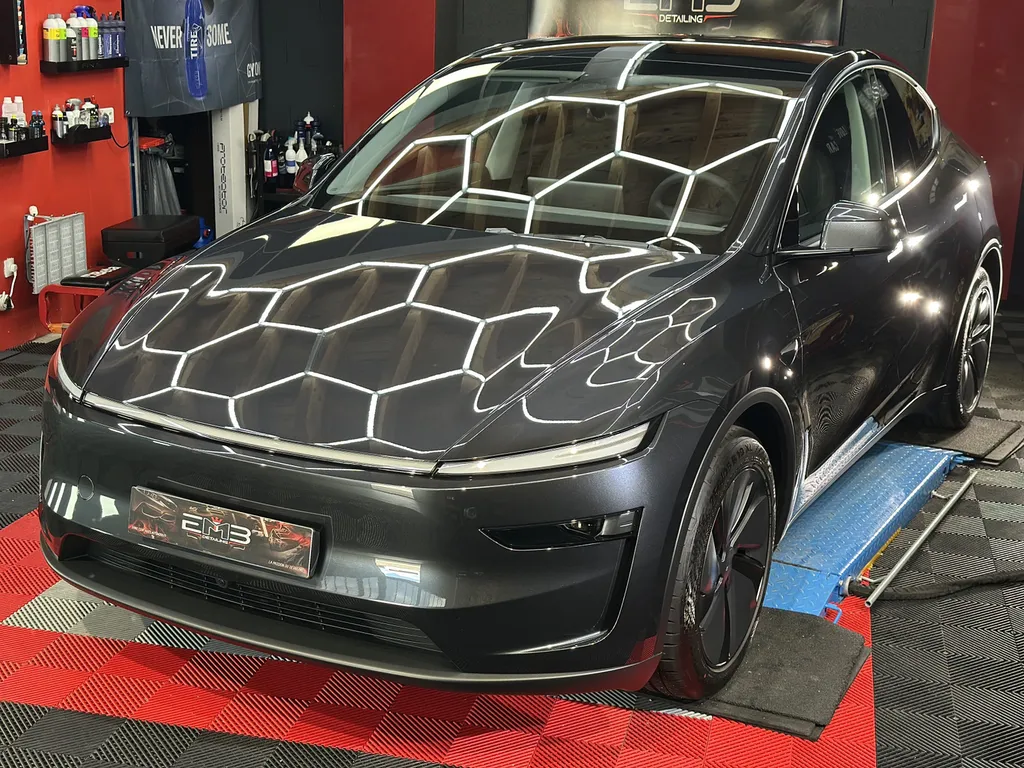 traitement céramique chez EMB DETAILING spécialiste Tesla sur Vaugneray 