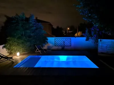 Création d'une piscine inox miroir de 2,5x4,5m à Craponne près de Lyon avec volet immergé sous plage