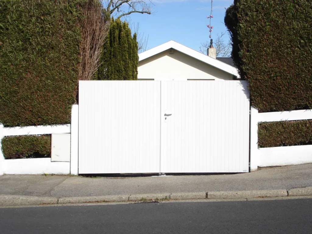 Pose d’un portail en PVC