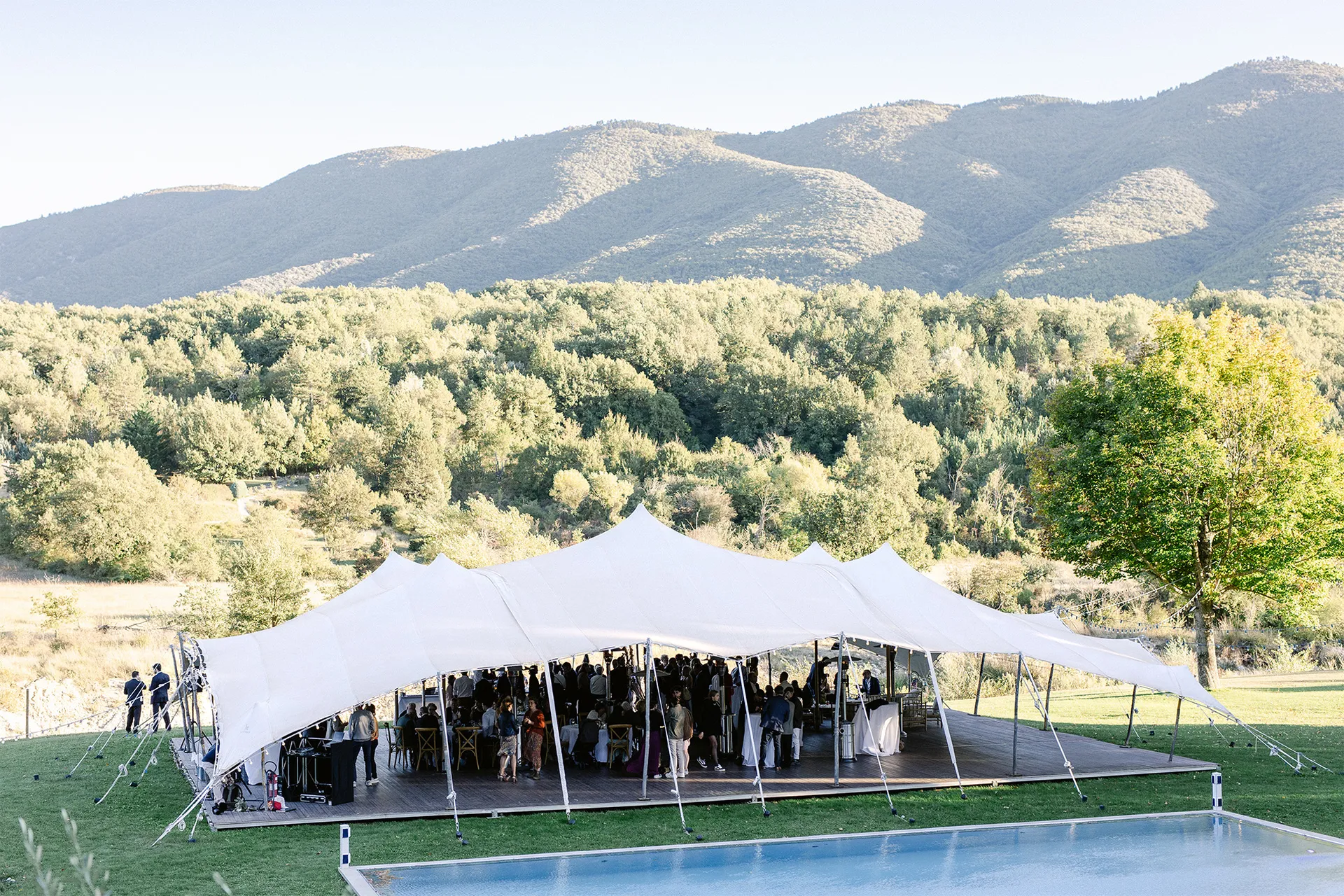 Location château mariage chic en Provence vers Ménerbes 84560 Vaucluse : château mariage Vaucluse avec dortoir pour hébergement et traiteur pour 200 personnes assises avec prestation nounou enfants