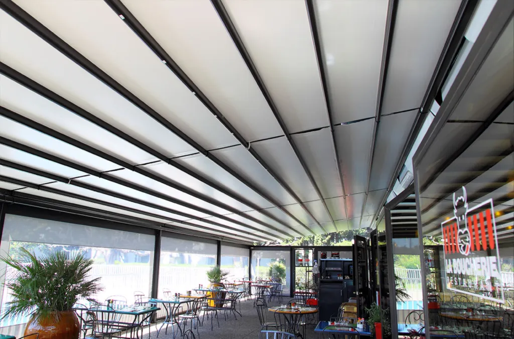 Pergolas à velum - La Boucherie  restaurant - Avignon - Velums et stores lateraux Fixscreen fermés