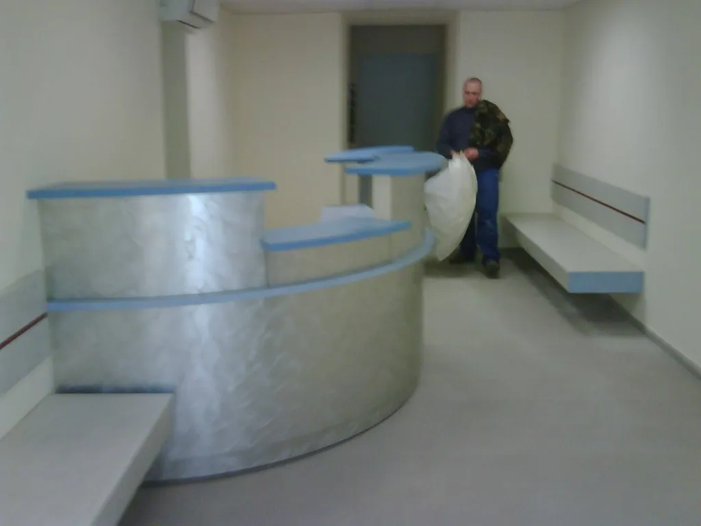 Comptoir d'accueil réalisé en atelier par les artisans de la MENUISERIE GARCIN 