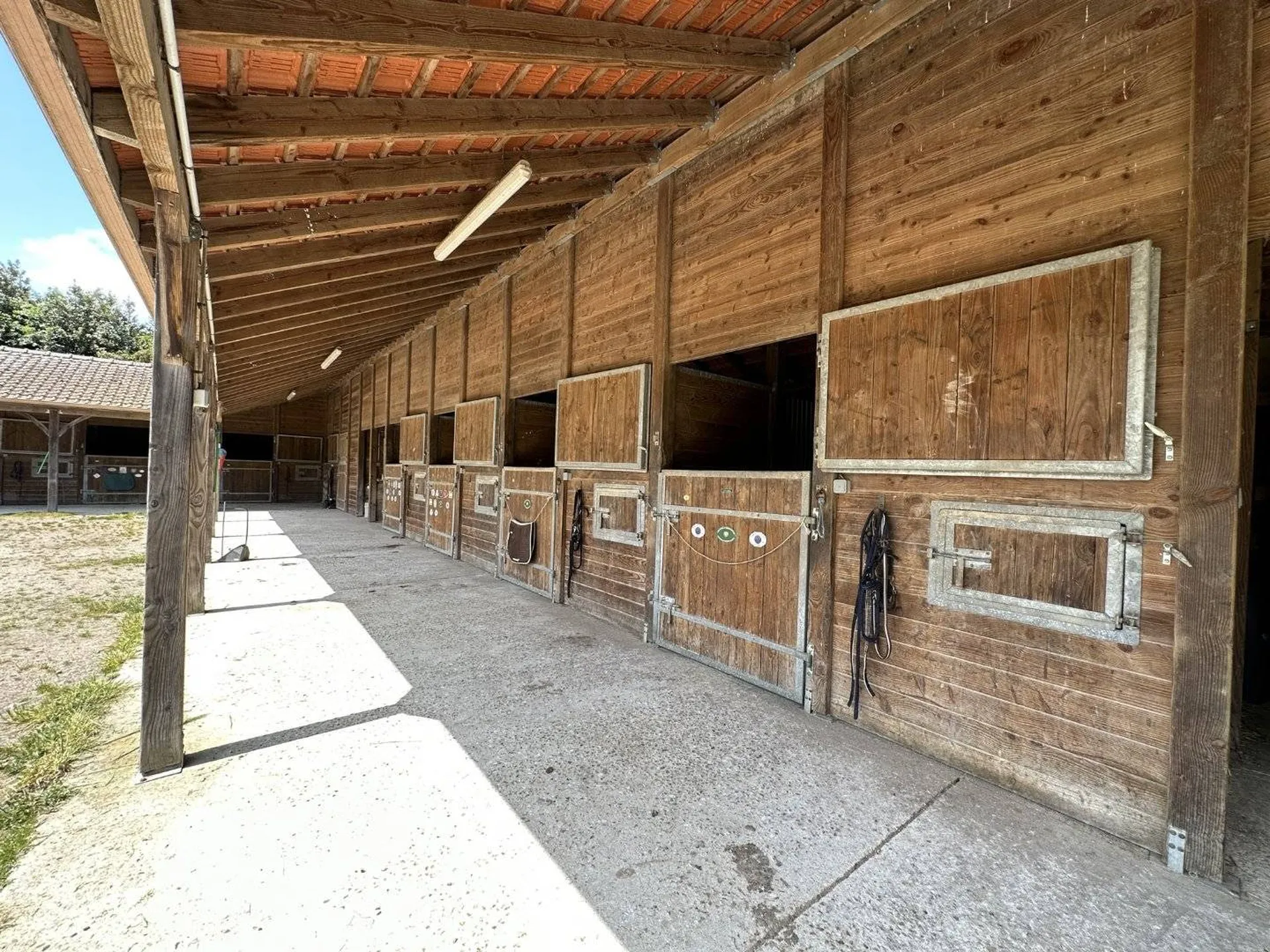 A vendre Domaine de caractère de 457m² offrant 3 chaumières et un centre équestre