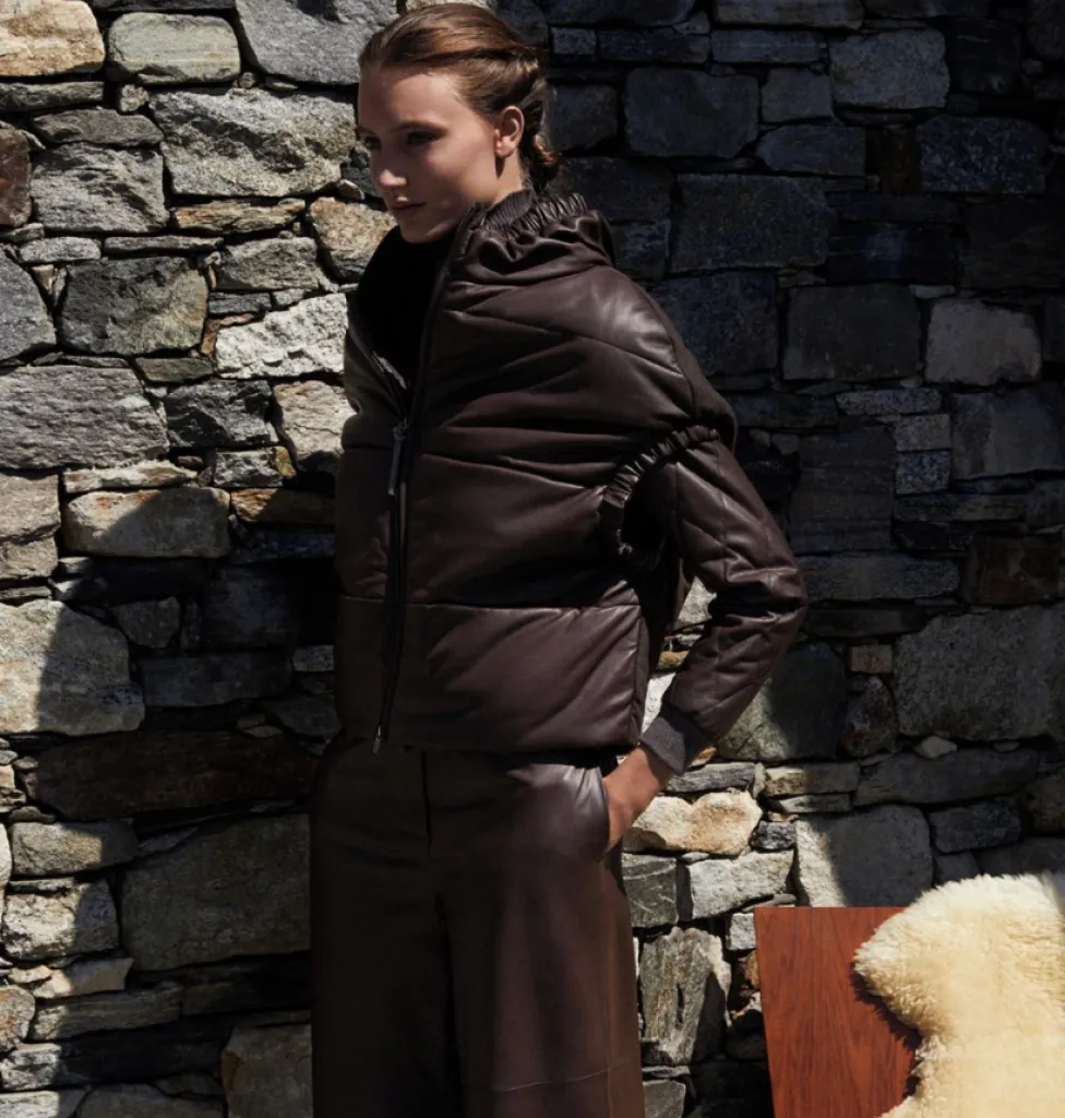 La Maison Fabiana Filippi crée des vêtements pour les femmes classiques, élégantes et raffinées.