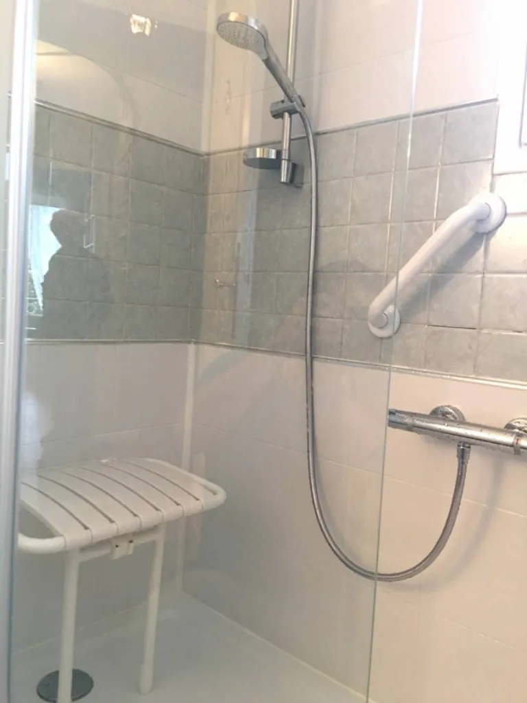 Remplacement baignoire par douche senior sécurisée