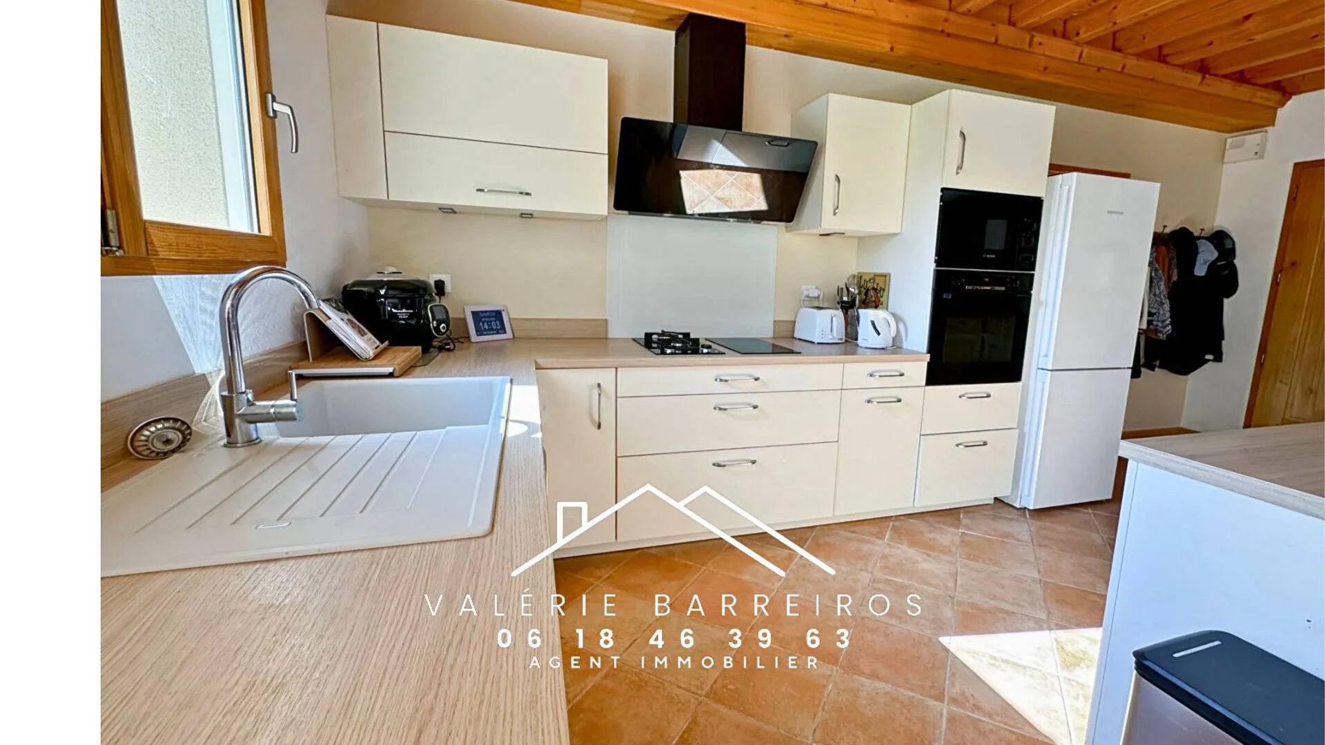 A vendre maison vivable de plain pied de 143 m² habitables édifiée sur 1496 m² de jardin commune de LA SAUSSAYE 27370