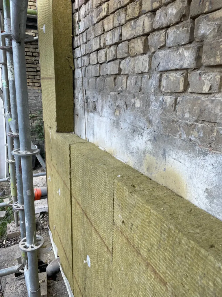 Isolation par l’extérieur en laine de roche et ravalement enduit projeté de façade sur un bâtiment ancien brique Le Havre - Normandie (76) RGE 