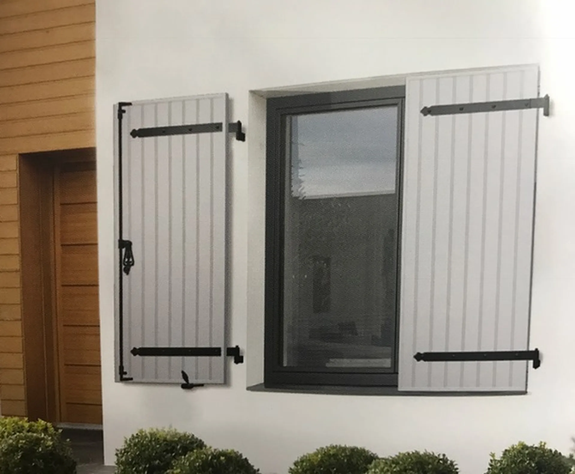 Photo de volets battants en PVC blanc à velaux