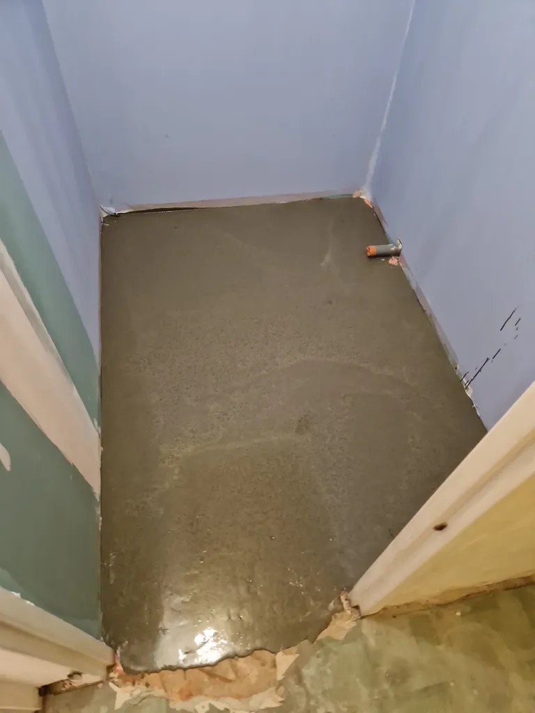 Réalisation d’un ragréage du sol avant la pose du carrelage lors de la rénovation d’une salle de bain à Tassin-la-Demi-Lune près d’Écully dans l’Ouest lyonnais (Rhône – 69).