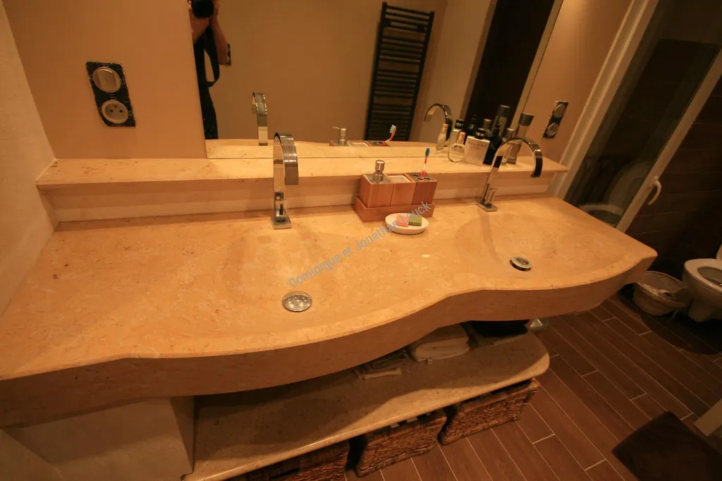 Salle de bain en Marbre et Pierre d'Estaillade à Arles