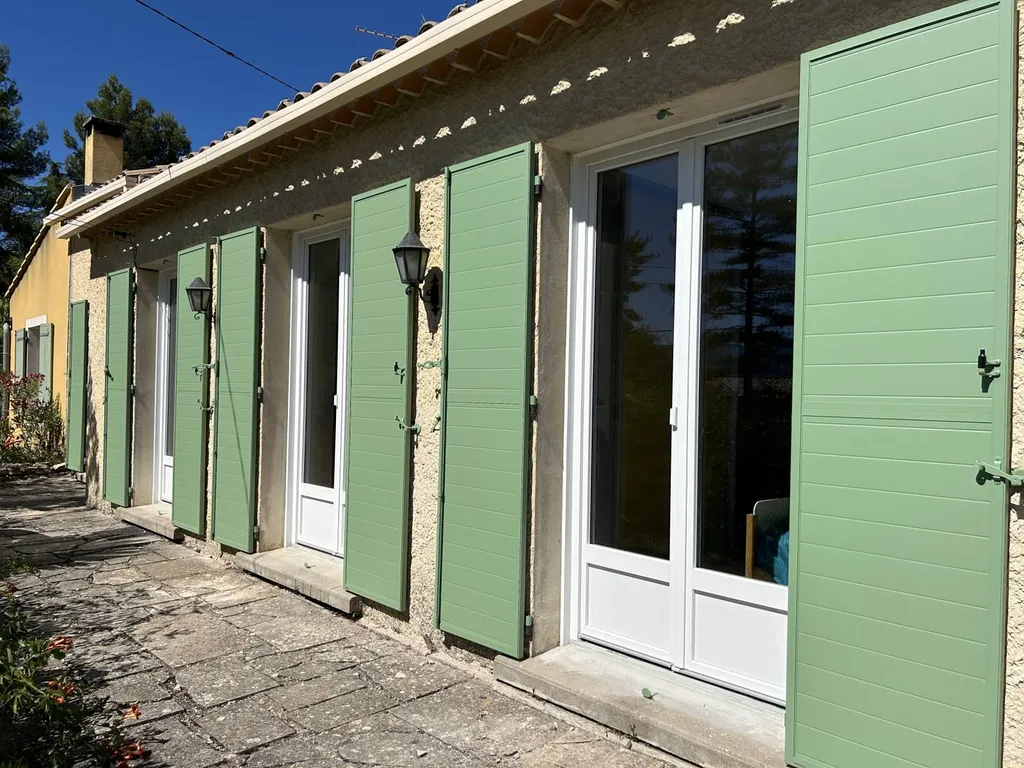 Installation de volets battants aspect provençal en aluminium couleur vert olive 6021