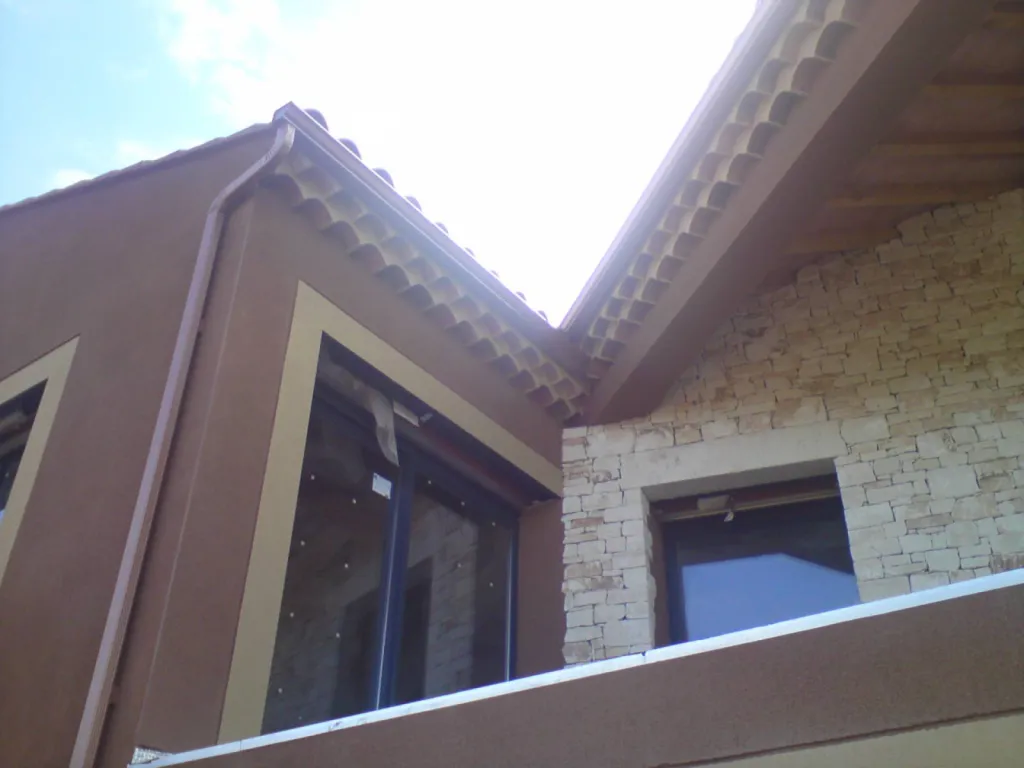 Fabrication et pose de gouttières aluminium sur-mesure avec garantie décennale à Orange pour maison traditionnelle ou immeuble
