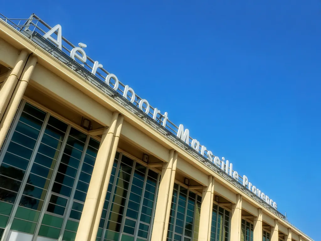 Transfert aéroport chauffeur privé premium et sécurisé Aéroport Marseille Provence Marignane service haut de gamme