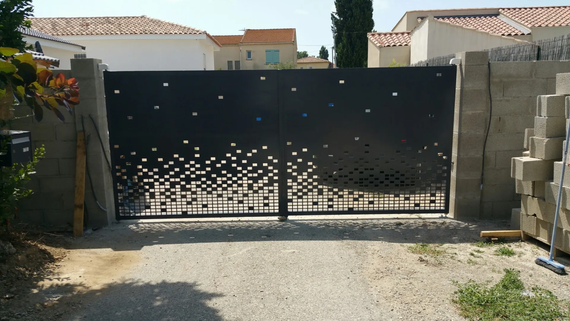 FABRICATION ET POSE PORTAIL ORIGINAL MODERNE SUR MESURE A AIX EN PROVENCE 13