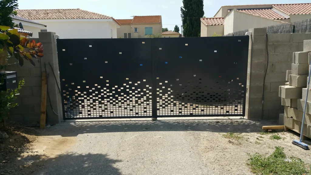 FABRICATION ET POSE PORTAIL ORIGINAL MODERNE SUR MESURE A AIX EN PROVENCE 13