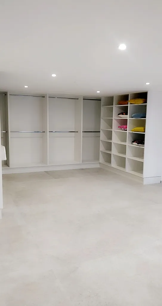 Création d’une buanderie sur mesure blanche avec rangements optimisés et modules équipés à Fuveau