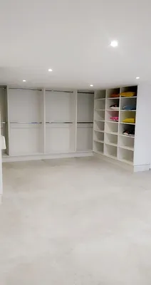 Création d’une buanderie sur mesure blanche avec rangements optimisés et modules équipés à Fuveau