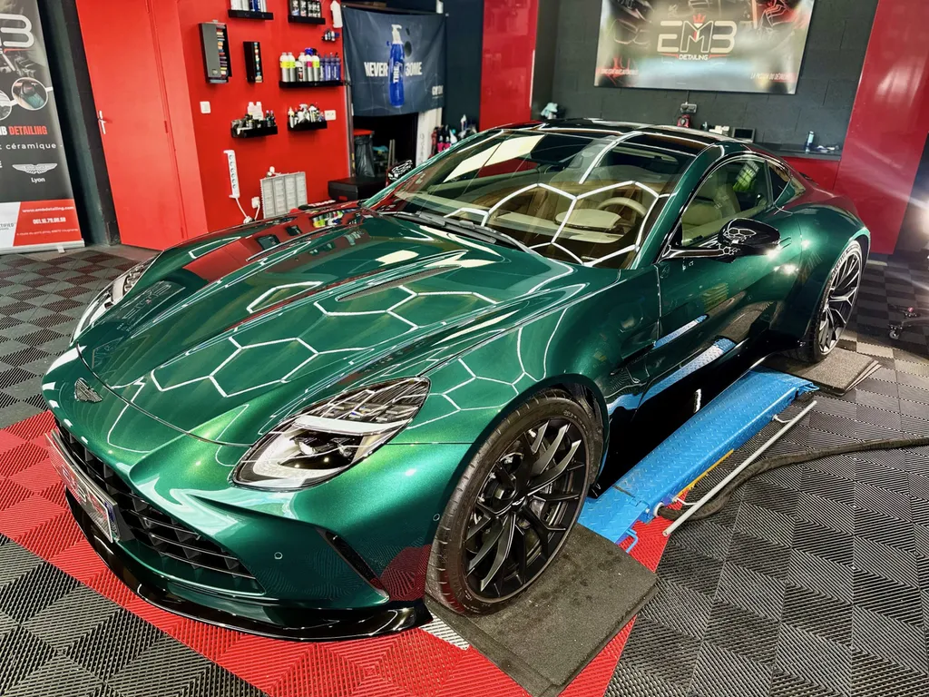 protection carrosserie PPF traitement céramique sur Aston martin Vantage Lyon 