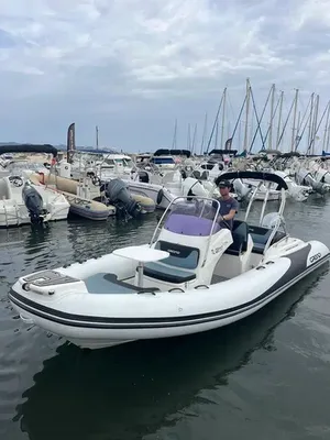 Grand Boats Golden Line G580 semi-rigide d'occasion de 2024 équipé d'un moteur Honda BF100 visible à La Londe les Maures près de Toulon