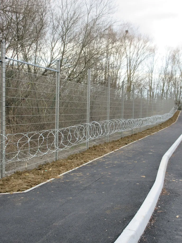 Installation de Clôtures sécurité périmétriques, Panneaux rigides avec fils barbelés et Treillis soudés au Havre et sa région ou agglomération en Seine-Maritime 76