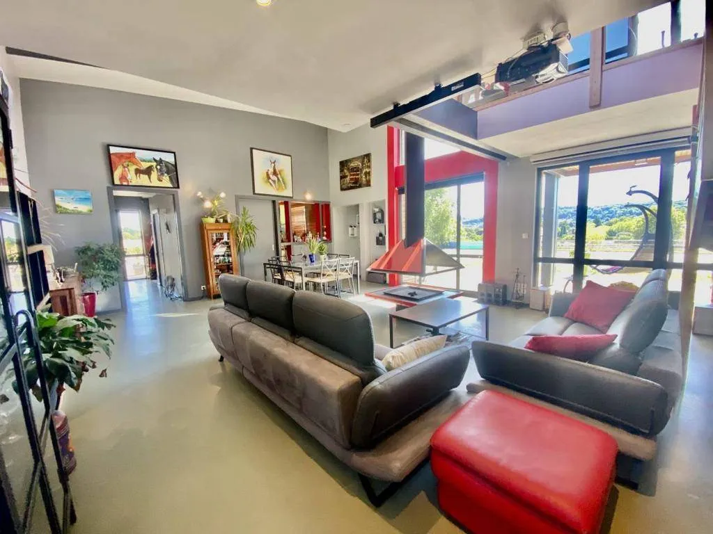 A vendre belle propriété équestre édifiée sur 4.8 hectares de terrain sur la commune de MONTFORT SUR RISLE