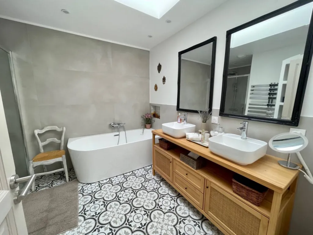 Une salle de bains lumineuse et cosy à Venelles conçu par l'agence d'architecture Inspirations d'intérieurs à Pertuis