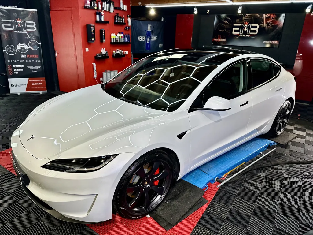 spécialiste du DETAILING sur Lyon Traitement céramique Tesla model 3 