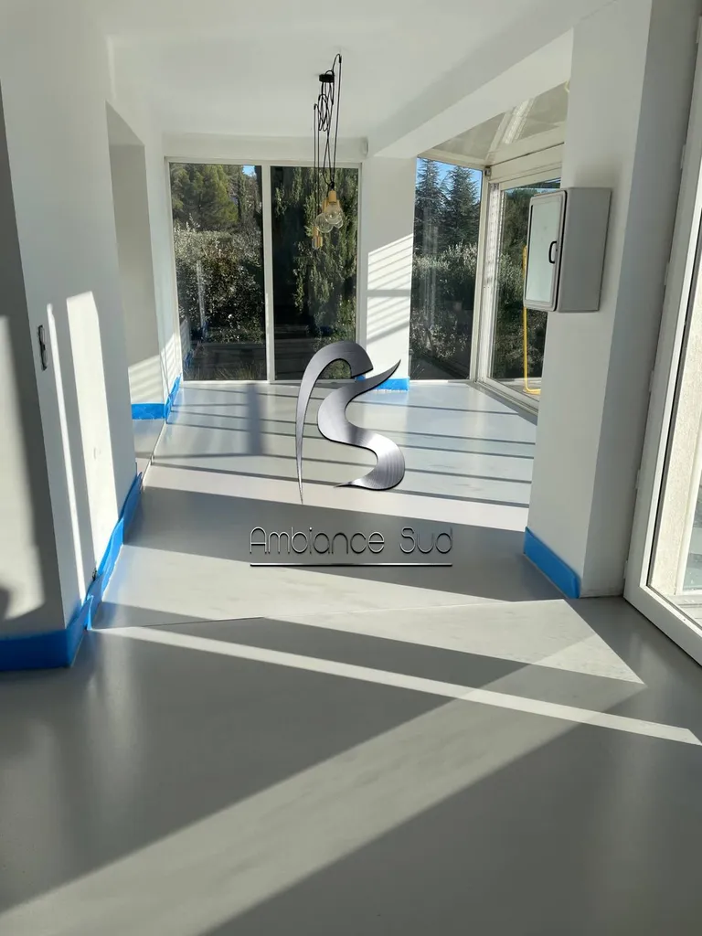 Sol en béton cire coulé décoratif à Merindol dans le Vaucluse