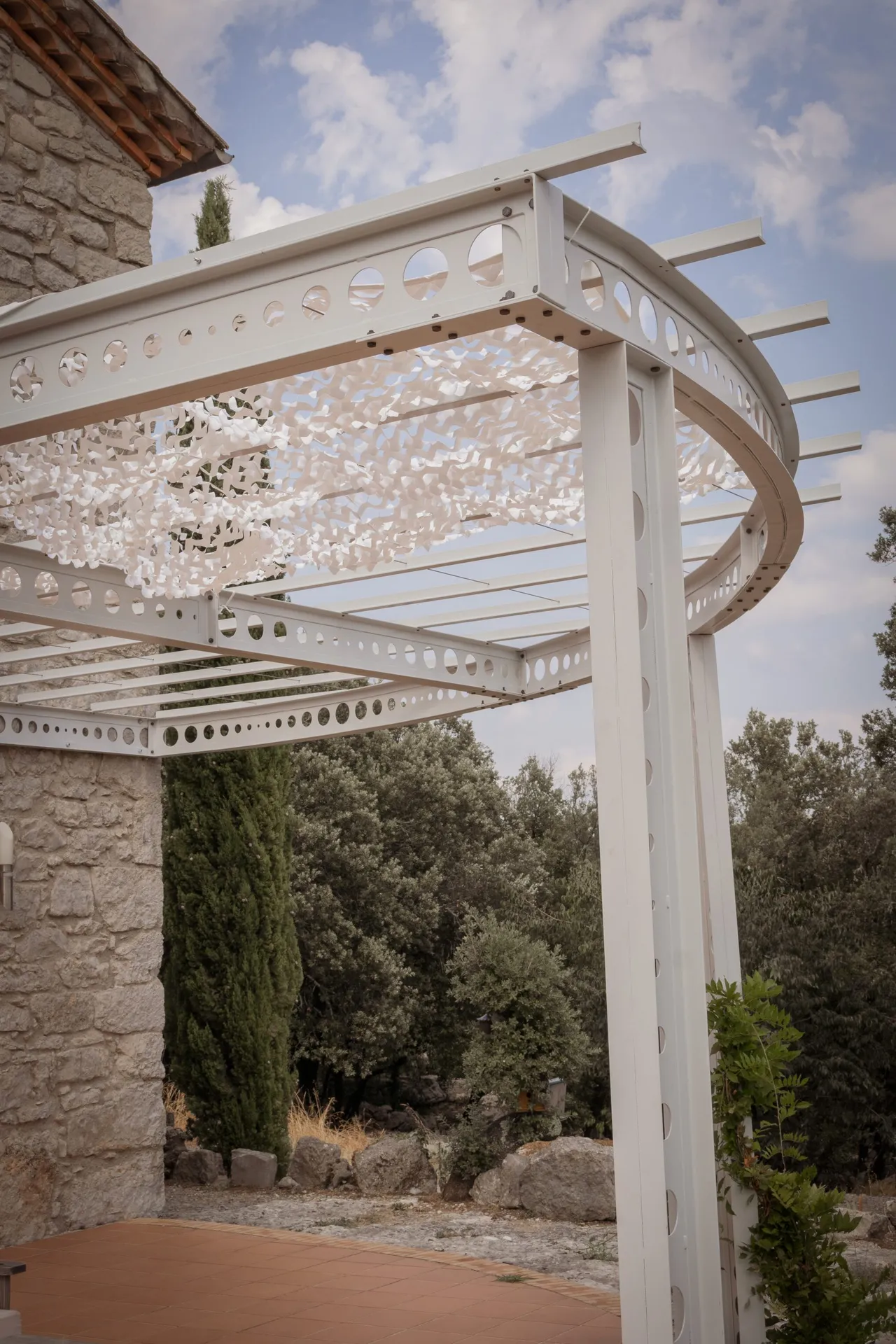Fabrication d'une pergola appelée circulaire de part sa forme pour ombrager une terrasse d'exception en Sud Ardèche