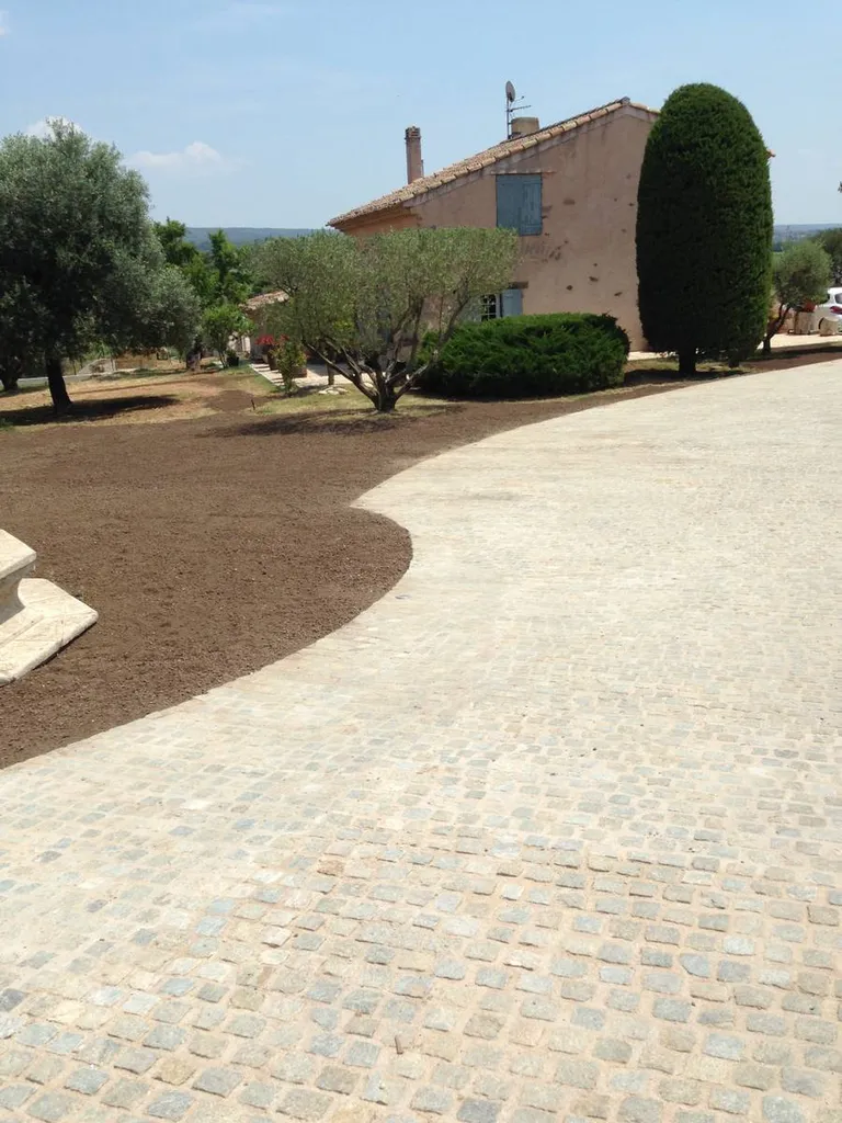 Installation d'un gazon pour aménager les extérieurs d'une villa à Puyloubier