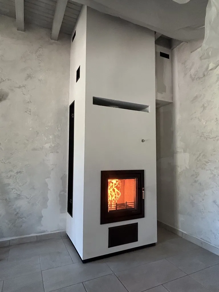 Installation d'une cheminée qui fonctionne au bois et au granulé dans une maison en zone rurale à CHAMBLES près de SAINT ETIENNE