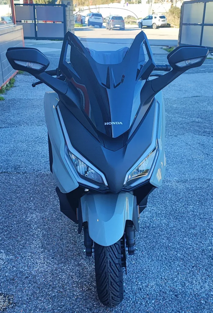 HONDA FORZA 350 DU 09/2025 AVEC 1 KM.
