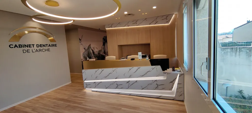 Création d’une banque d’accueil sur mesure haut de gamme avec éclairage LED et arrière-comptoir double face à Aix-en-Provence