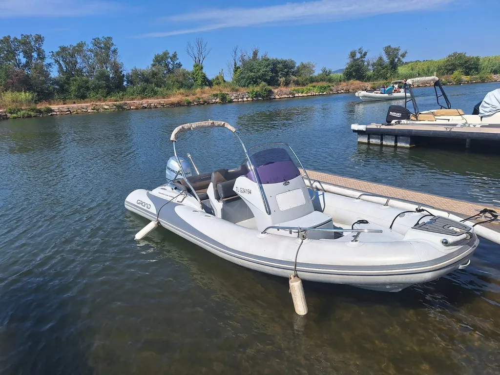 Vente d'un semi-rigide Grand Boats Golden Line G580 occasion avec moteur 100 CV disponible à La Londe les Maures proche de Hyères