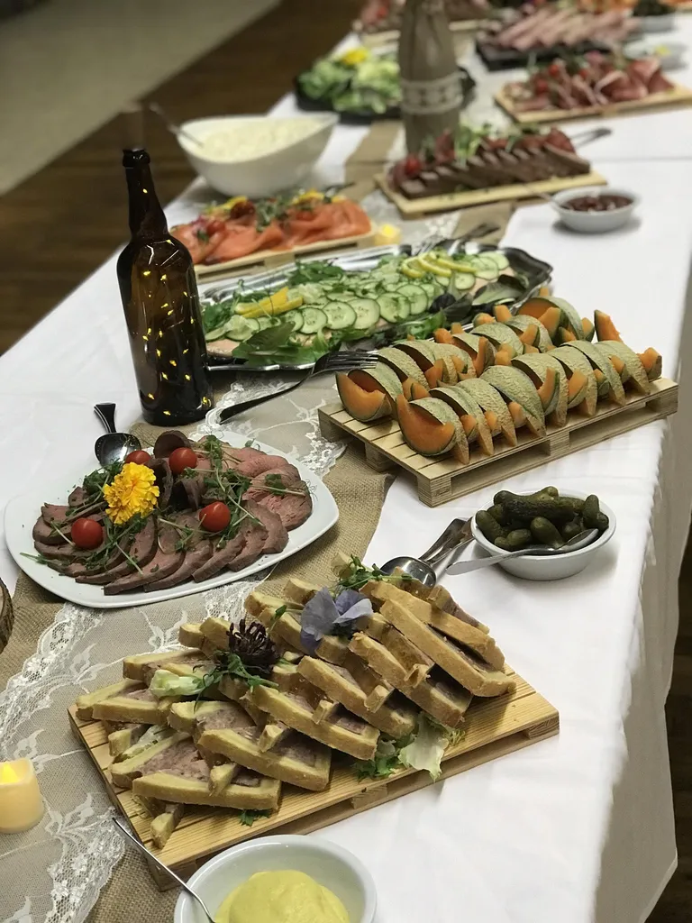 Buffet froid mariage à Sarrebourg : compositions fraîches incluant salades variées, charcuteries artisanales et plats préparés maison pour un repas léger