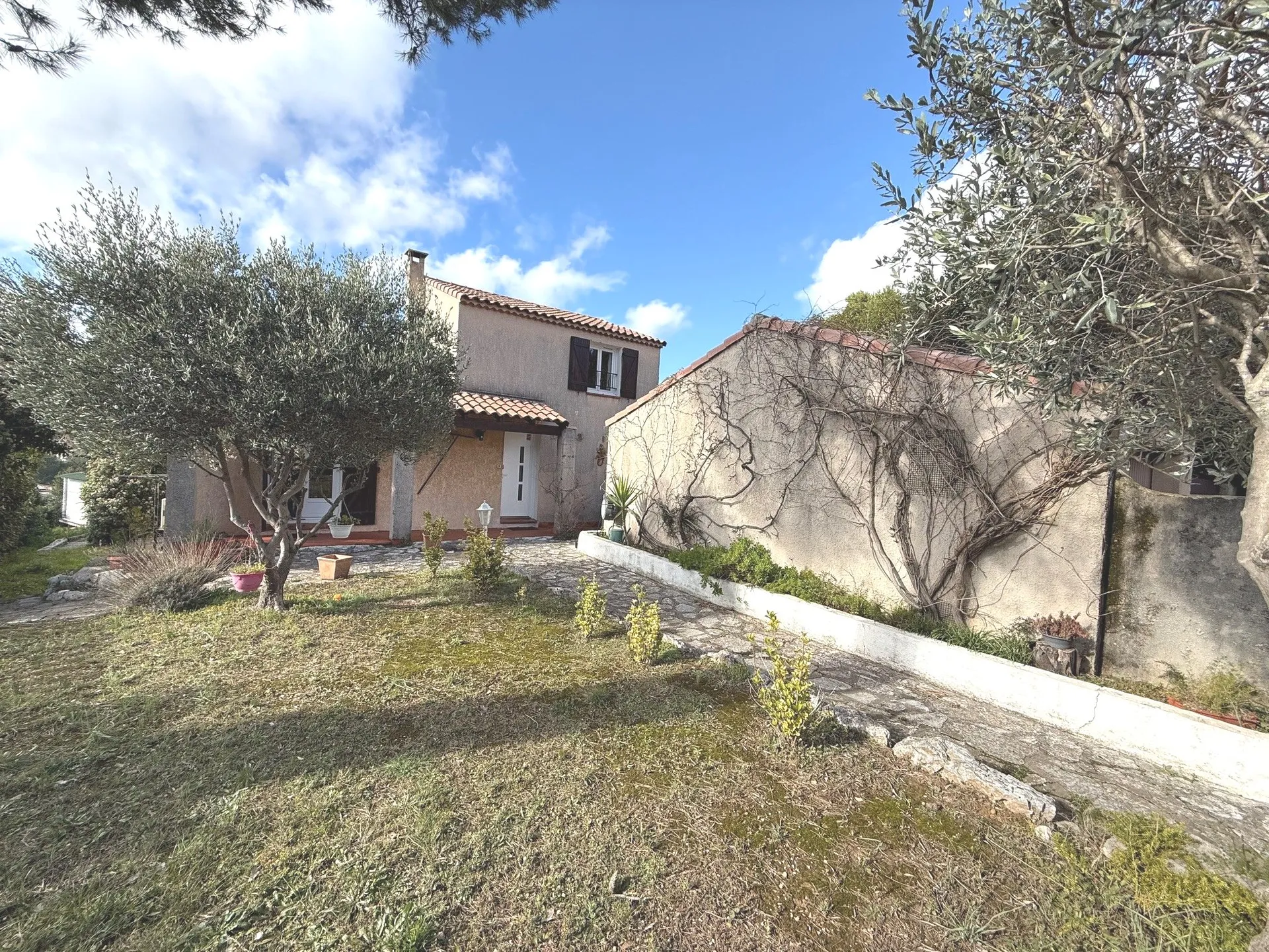 Terrain plat de 615 m² pour cette villa de type 4 en vente à La Bédoule