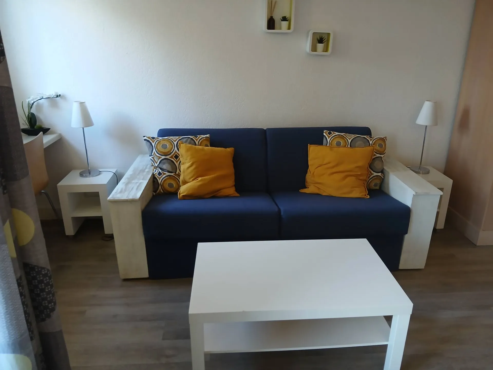 A visiter, charmant studio cabine en très bon état et meublé, de 23.57 m² carrez, situé secteur Deauville 14800 - Trouville 14360 .