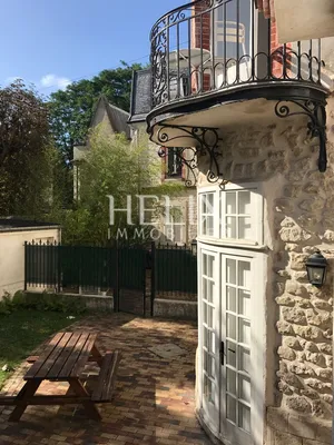 Un ensemble en pleine propriété d'appartement et de maison dans un  hôtel particulier en pierre de taille réhabilité en 2006 avec des éléments architecturaux existants remarquables. 