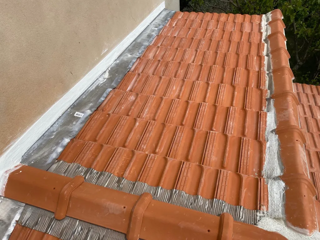 Changement d’une toiture tuiles plates de Marseille sur Gréasque près de Aix en Provence