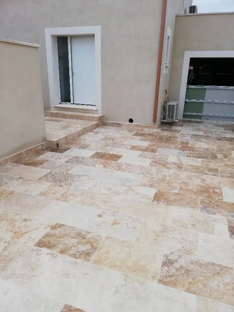 DALLAGE EXTERIEUR EN TRAVERTIN BEIGE COMMERCIAL